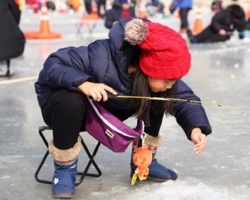 冰釣莓雪·華川鳟魚節、歡樂滑雪趣、體驗韓國草莓、五星汗蒸幕、新塗鴉秀 一站購物彩妝 )5天