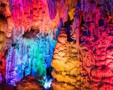 【醉美多彩貴州】黃果樹大瀑布、荔波大小七孔風景區、千戶苗寨長桌宴、織金洞8天