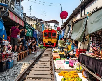 泰國~薩瓦迪卡！曼谷+芭達雅～四方水上市場、爆笑鐵支路、爽泰莊園、粉紅沙灘俱樂部、網紅咖啡廳(無購物)5天
